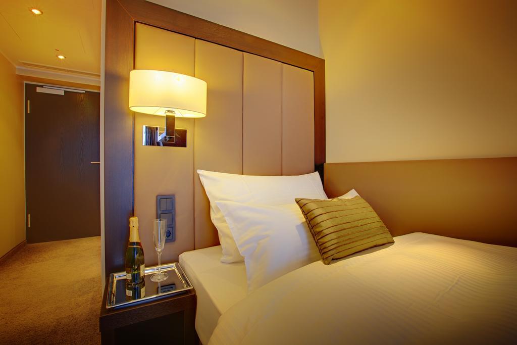 Hotel Favor Düsseldorf Oda fotoğraf
