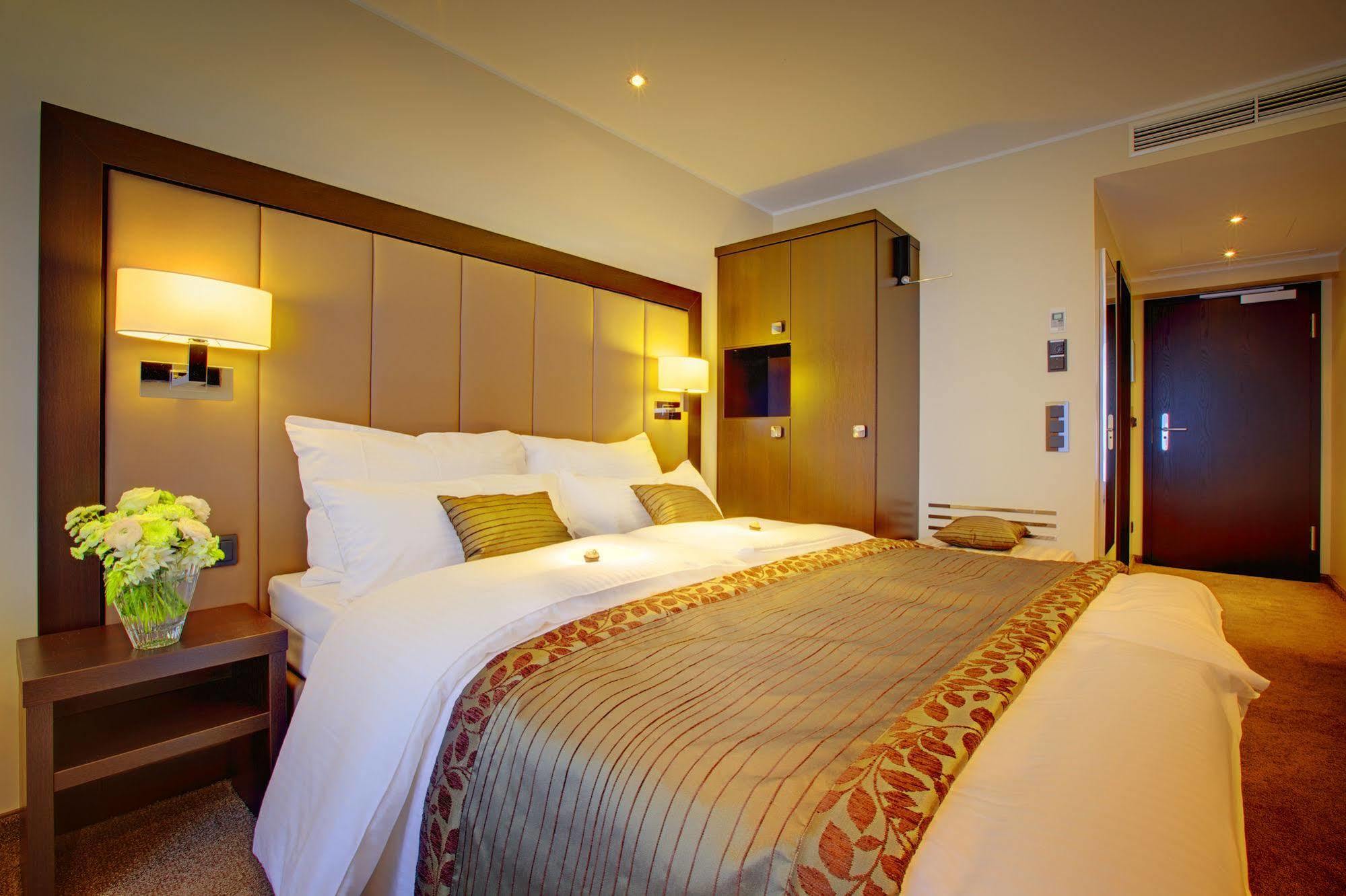 Hotel Favor Düsseldorf Dış mekan fotoğraf